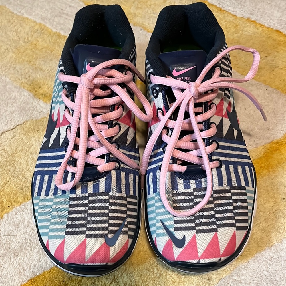 Rare find. Super light weight Nike sneaker with geometric mesh fabric design.